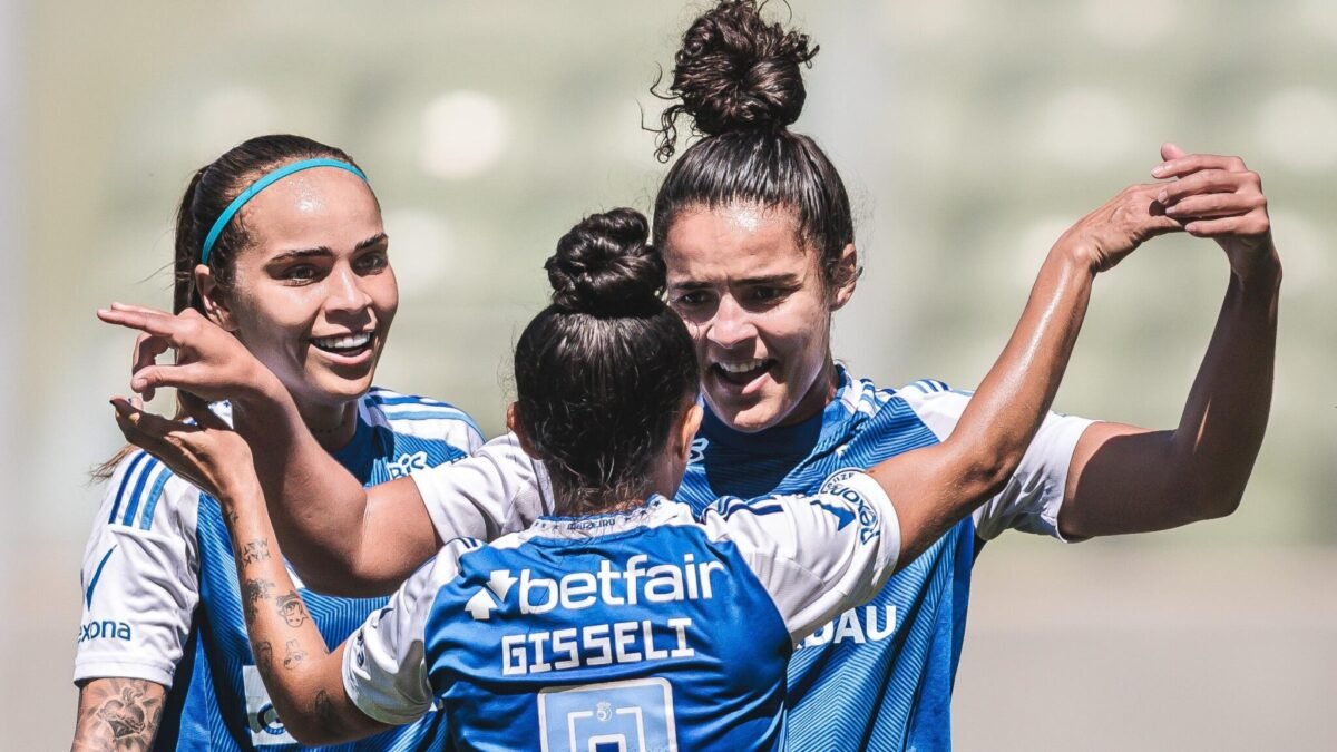 Gisseli comemorando seu gol pelo Cruzeiro diante do Bragantino (foto: FMF/Divulgação)