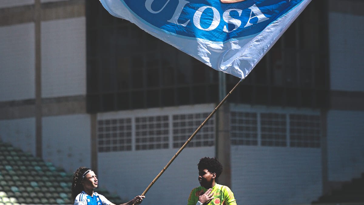 Byanca Brasil, atacante do Cruzeiro, celebrando a classificação à semi do Brasileiro Feminino com a bandeira da Desorganizada Cabulosa (foto: Gustavo Martins/Cruzeiro)
