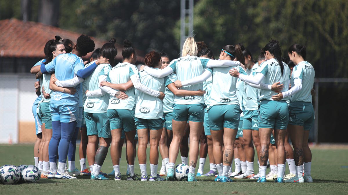 Jogadoras do Cruzeiro reunidas durante treinamento na Toca da Raposa 1, em Belo Horizonte (foto: Gustavo Martins/Cruzeiro)