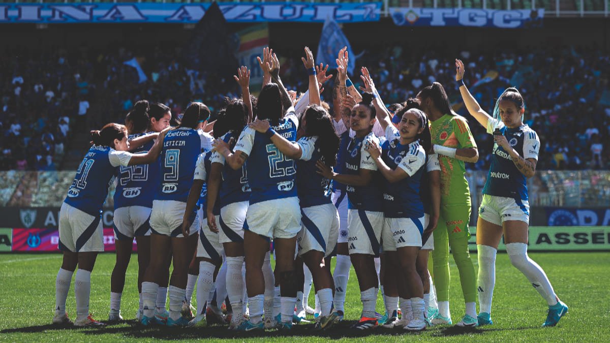 Jogadoras do Cruzeiro reunidas no centro do gramado do Independência (foto: Gustavo Martins/Cruzeiro)