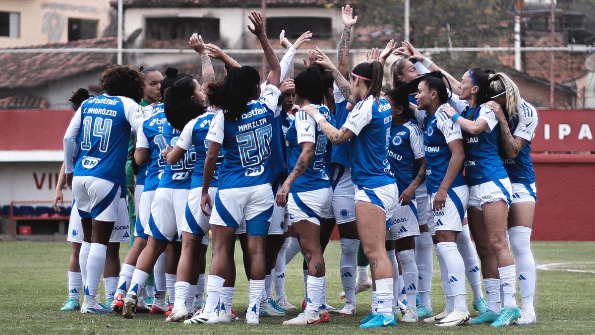 Jogadoras do Cruzeiro reunidas no gramado do Castor Cifuentes, em Nova Lima (foto: Gustavo Martins/Cruzeiro)