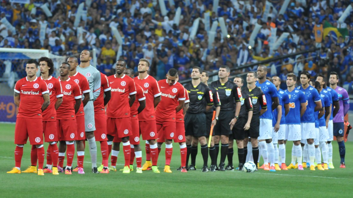 Jogo entre Cruzeiro e Internacional em 2014 (foto: Ramon Lisboa/EM/D.A Press)
