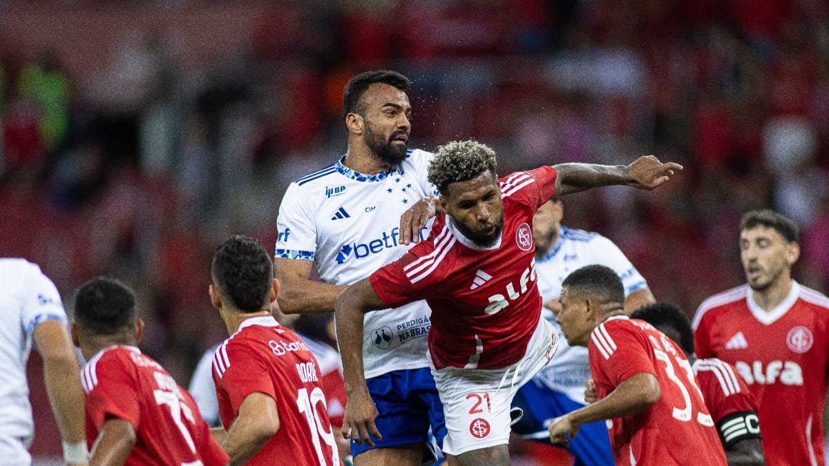 Jogadores de Cruzeiro e Internacional em disputa de bola (foto: Lucas Bubols/Cruzeiro)