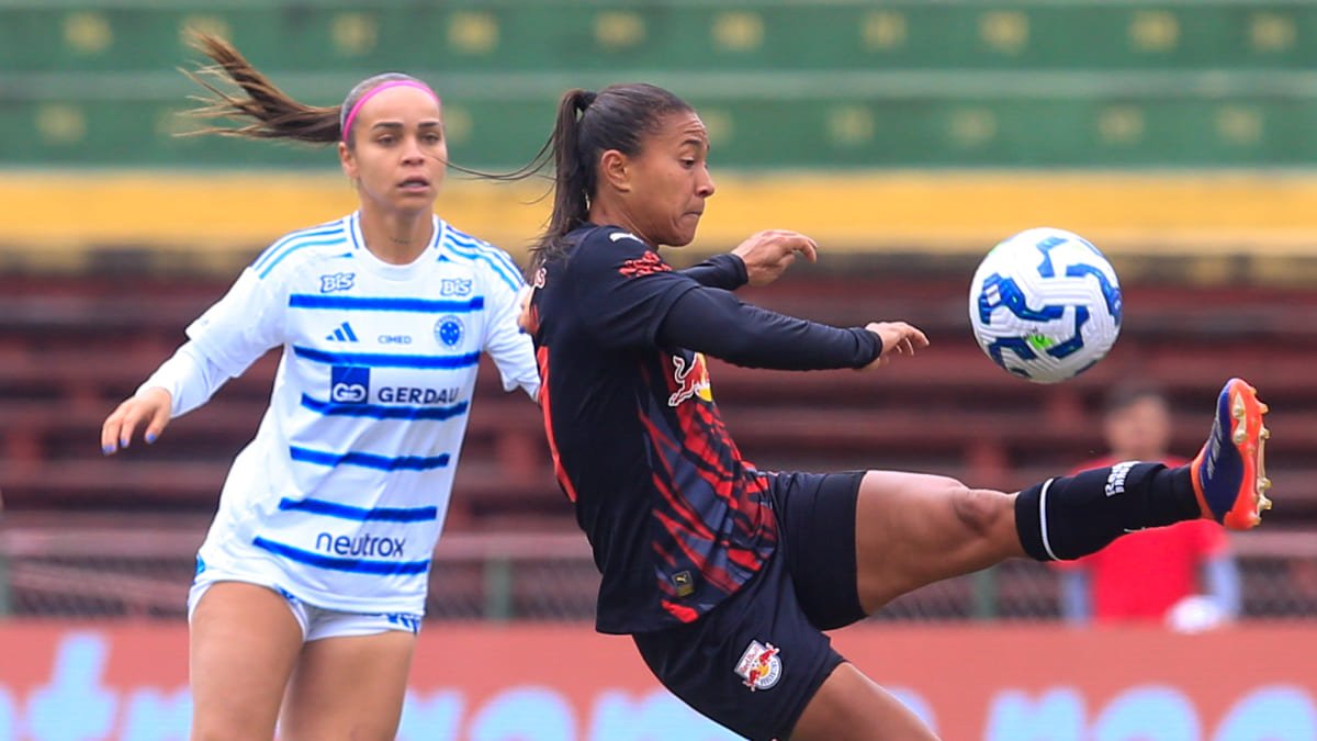 Letícia Ferreira, atacante do Cruzeiro, em disputa com jogadora do Bragantino (foto: Fernando Roberto/Red Bull Bragantino)