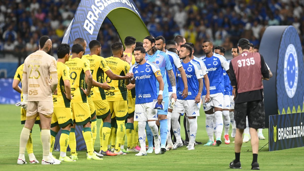Jogadores de Cruzeiro e Mirassol se cumprimentando antes de confronto pela 1ª rodada do Brasileiro - (foto: Leandro Couri/EM/D.A Press)