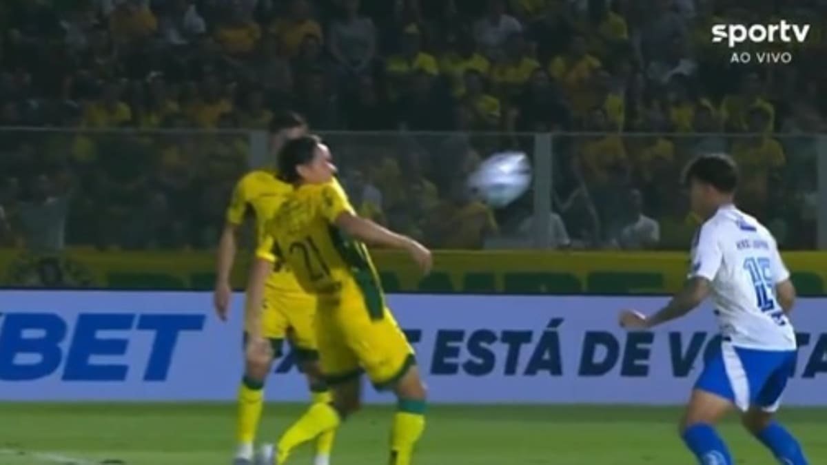 Bola tocou na mão de José Aldo, meio-campista do Mirassol, e representantes do Cruzeiro clamaram por pênalti (foto: Reprodução/SporTV)