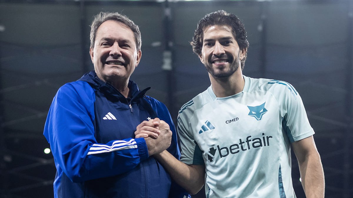 Pedro Lourenço, sócio majoritário da SAF do Cruzeiro, e Lucas Silva, volante - (foto: Gustavo Aleixo/Cruzeiro)