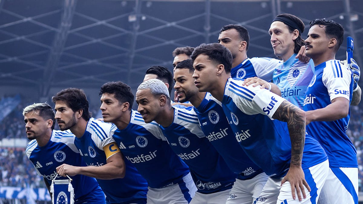 Jogadores do Cruzeiro perfilados para foto no Mineirão (foto: Gustavo Aleixo/Cruzeiro)