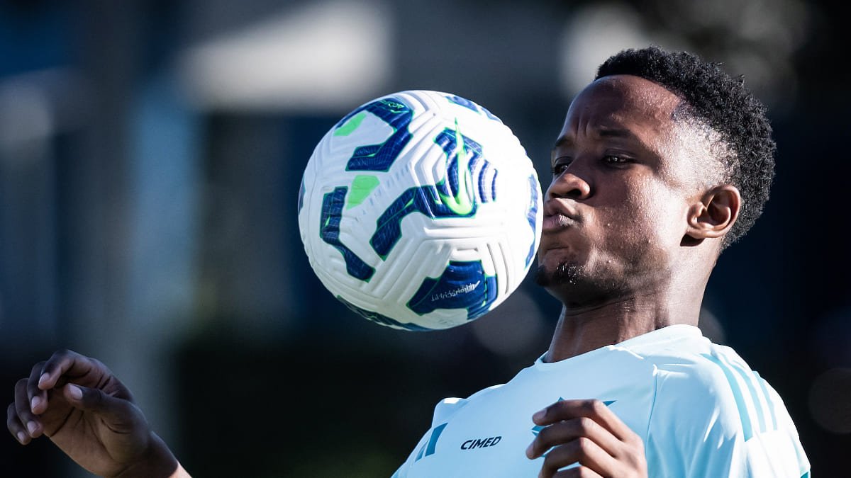 Sinisterra, atacante do Cruzeiro, em treinamento na Toca da Raposa 2 (foto: Gustavo Aleixo/Cruzeiro)