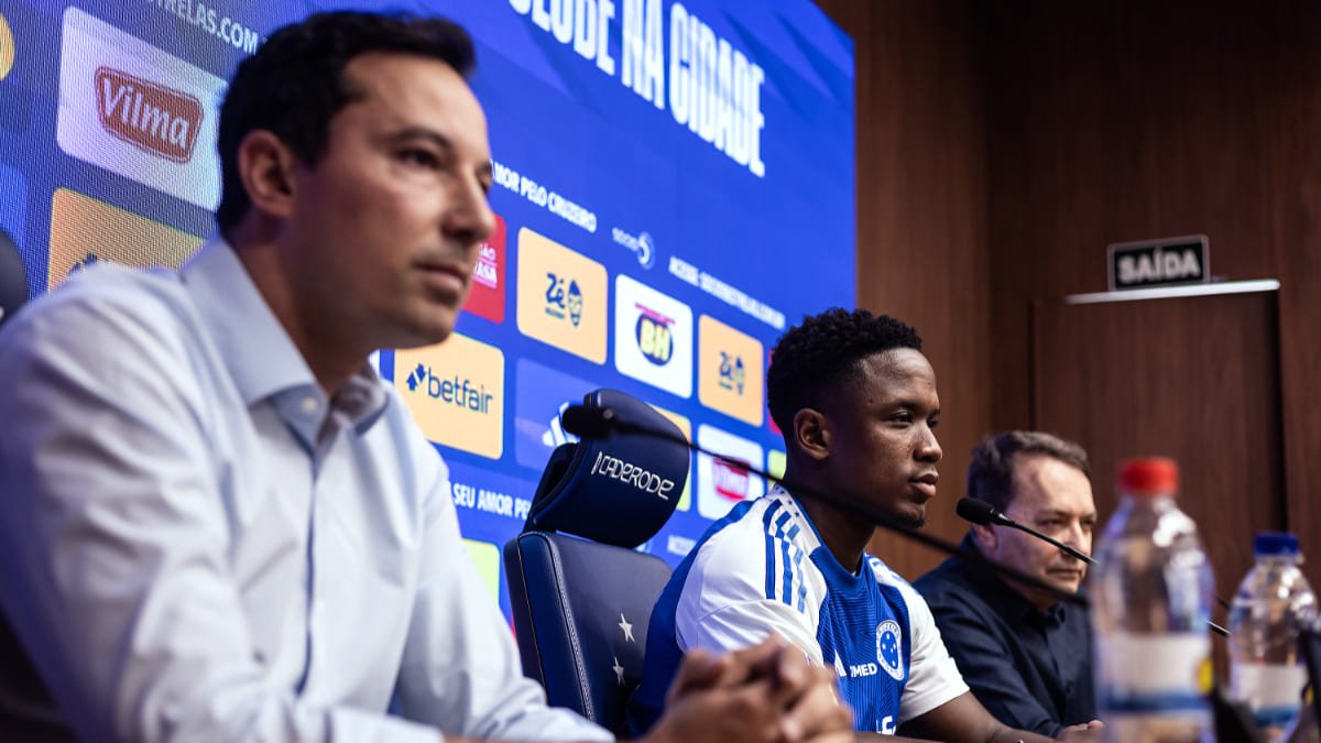 Luis Sinisterra, novo atacante do Cruzeiro, em apresentação (foto: Gustavo Aleixo/Cruzeiro)