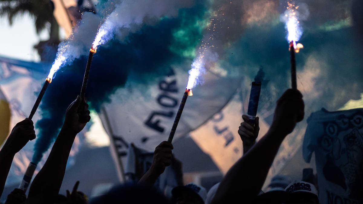 Torcida do Cruzeiro faz festa na Toca da Raposa 2 (foto: Gustavo Aleixo/Cruzeiro)