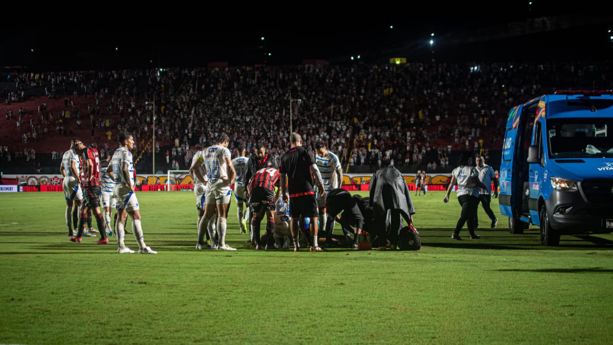 Jamerson, lateral-esquerdo do Vitória, deixou o gramado do Barradão de ambulância após forte entrada de Eduardo, meio-campista do Cruzeiro (foto: Victor Ferreira/Vitória)