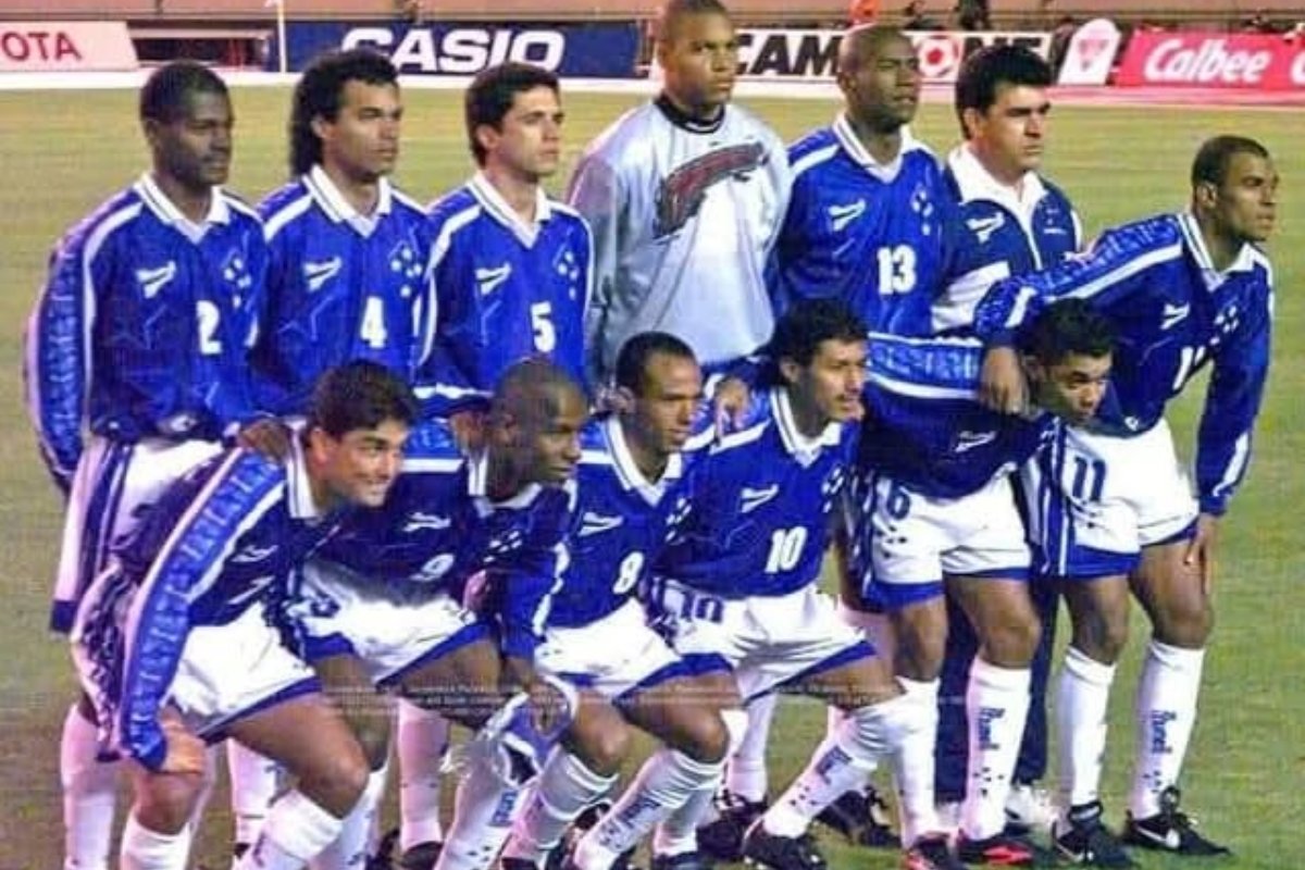 Time do Cruzeiro que enfrentou o Borussia Dortmund, em 1997 (foto: Masahide Tomikoshi/ TOMIKOSHI PHOTOGRAPHY)