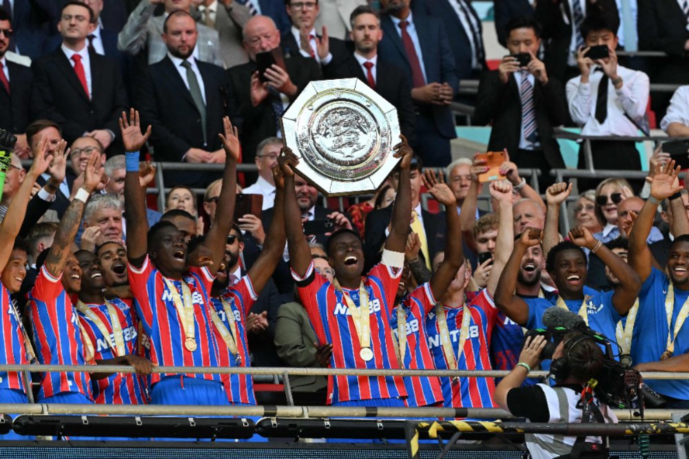Jogadores do Crystal Palace comemoram título da Supercopa da Inglaterra (foto: Glyn Kirk/AFP)
