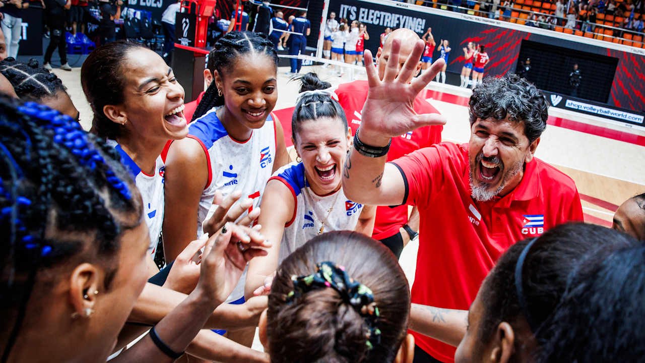 Jogadoras e comissão técnica da Seleção Cubana de vôlei (foto: Divulgação/FIVB)