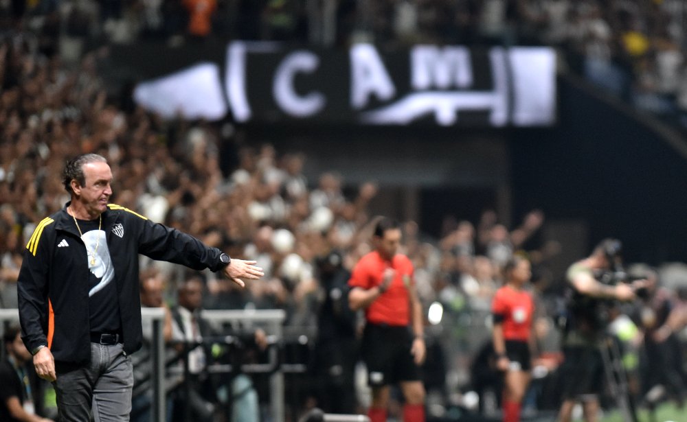 Cuca orienta time do Atlético durante clássico contra o Cruzeiro na Arena MRV (foto: Ramon Lisboa/EM/D.A. Press)