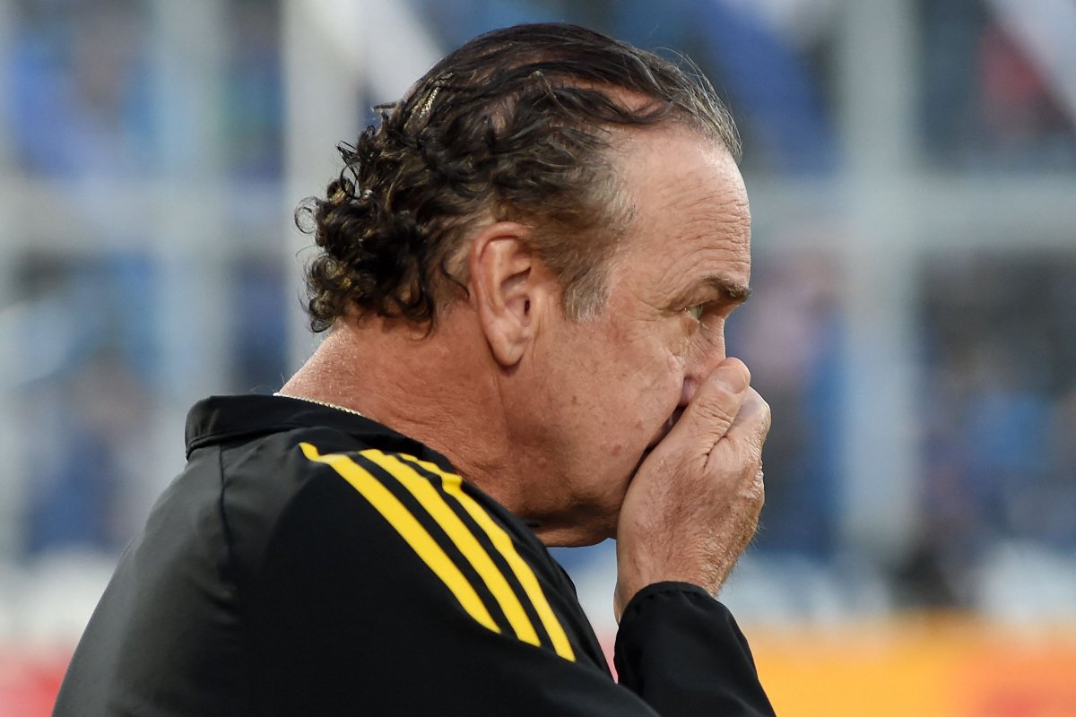 Cuca de perfil colocando a mão direita na boca (foto: Andres LARROVERE / AFP)