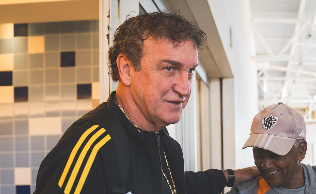 Cuca, técnico do Atlético, em viagem de volta a Belo Horizonte após vitória sobre o Flamengo (foto: Pedro Souza/Atlético)