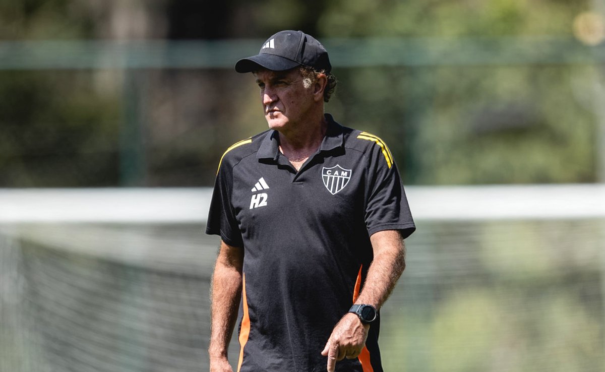 Cuca, técnico do Atlético, durante treinamento na Cidade do Galo (19/8) (foto: Pedro Souza/Atlético)