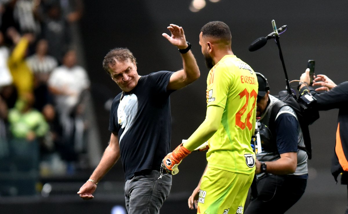 Cuca cumprimenta Everson após classificação do Atlético na Copa do Brasil - (foto: Ramon Lisboa/EM/D.A. Press)