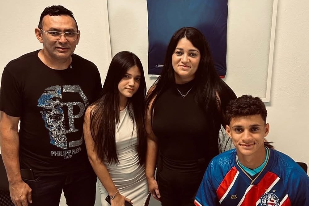 Daniel ao lado da família ao assinar contrato com o Bahia - (foto: Reprodução/Instagram)
