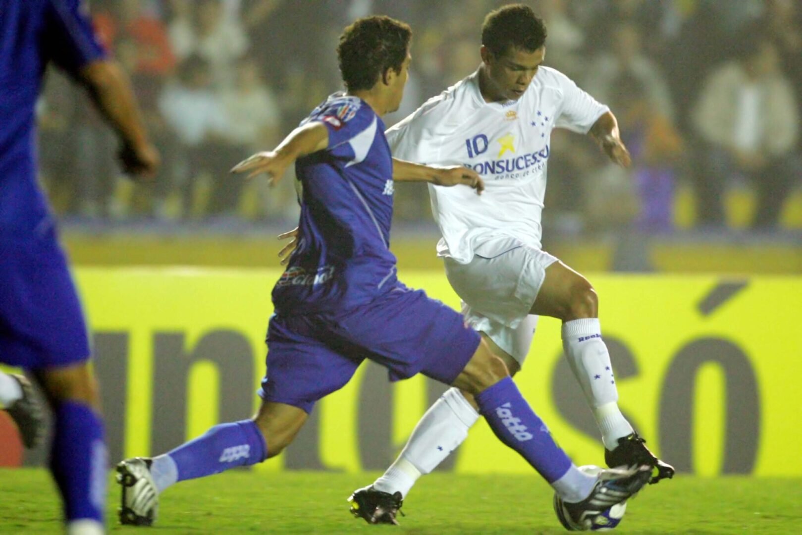 Bernardo em ação em Santo André x Cruzeiro, pelo Brasileiro de 2009 - (foto: VIPCOMM/Divulgação)