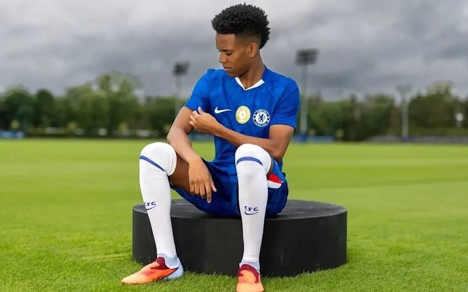 Estêvão em vídeo de apresentação no Chelsea (foto: Divulgação/Chelsea)