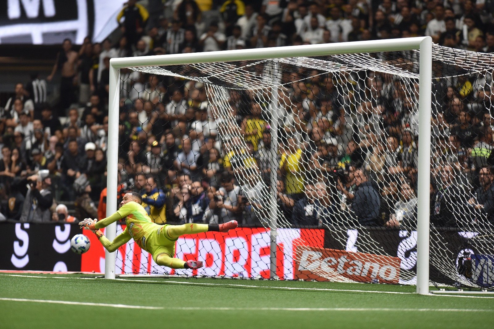Everson defende pênalti na Arena MRV (foto: Ramon Lisboa/EM/D.A. Press)