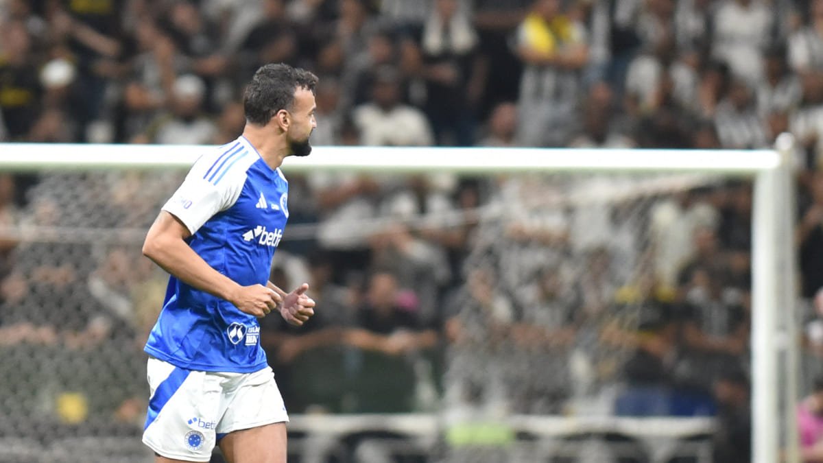 Fabrício Bruno, zagueiro do Cruzeiro, em clássico com Atlético, pela ida das quartas de final da Copa do Brasil (foto: Ramon Lisboa/EM/D.A. Press)