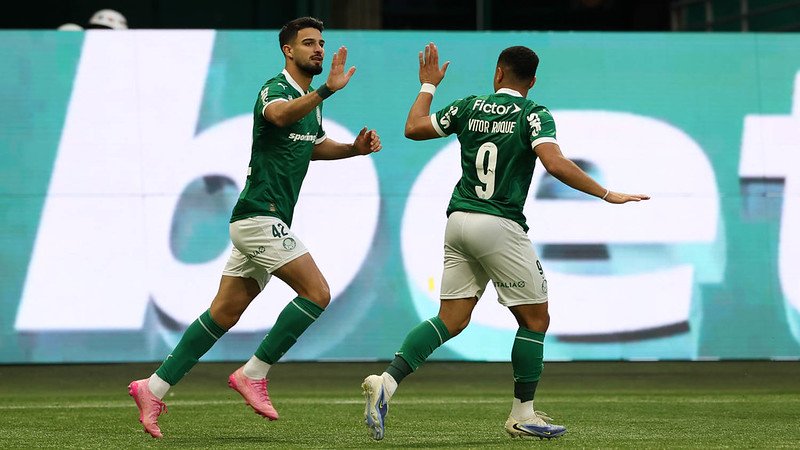 Flaco López e Vitor Roque se cumprimentam (foto: Cesar Greco/Palmeiras)
