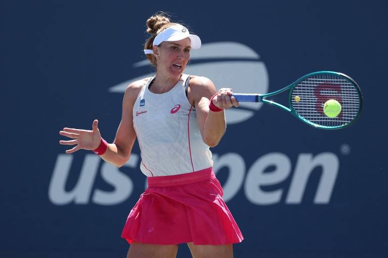 Bia Haddad Maia acertando a bola com a raquete de tênis na mão esquerda (foto: Matthew Stockman/Getty Images via AFP)