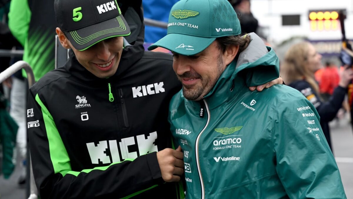 Gabriel Bortoleto, piloto brasileiro, e Fernando Alonso (foto: Fórmula 1/Divulgação)