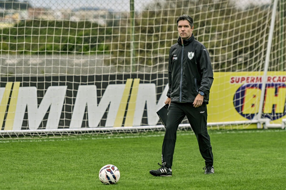 Diogo Giacomini, auxiliar permanente do América e técnico interino da equipe (foto: Mourão Panda/América)