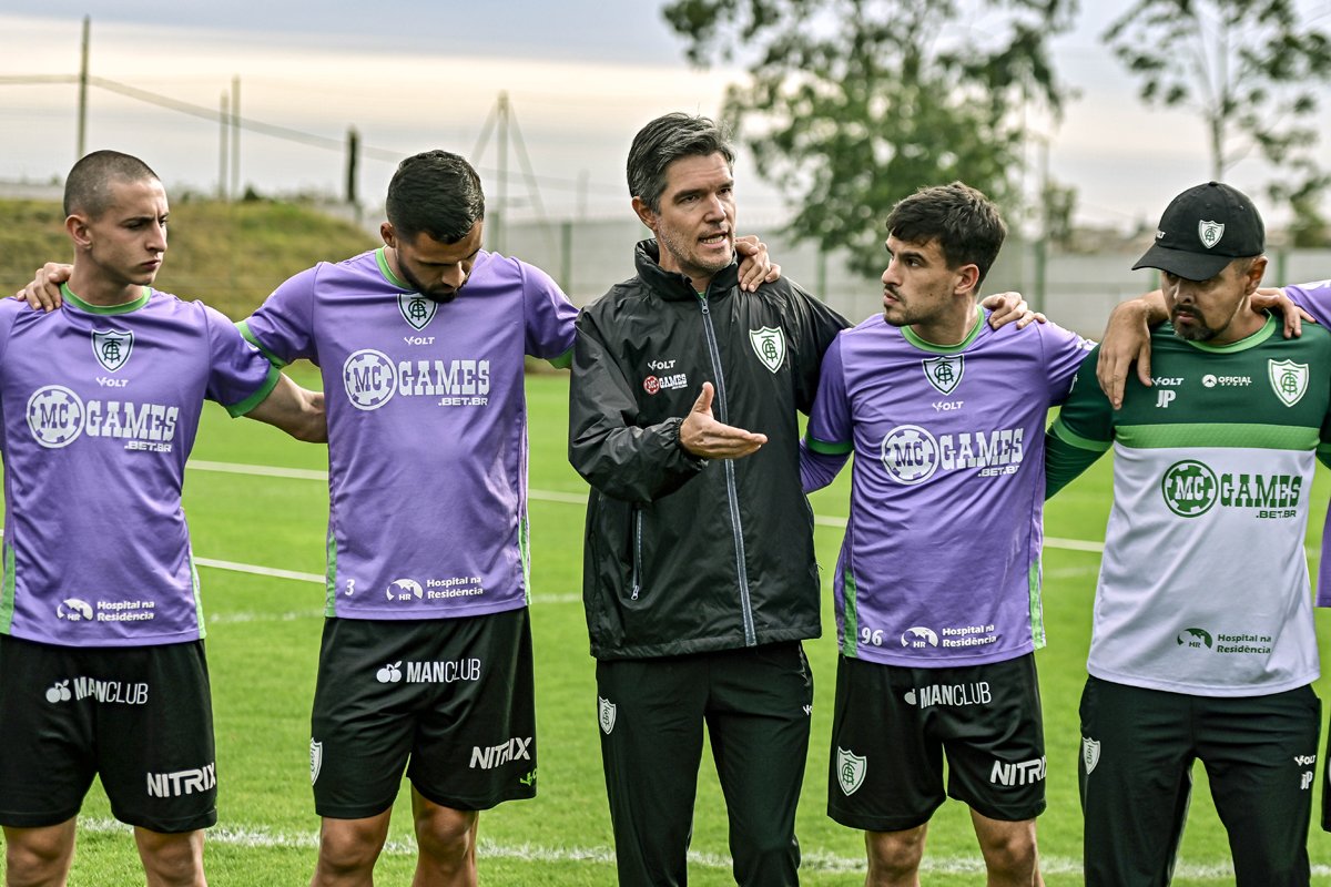 Diogo Giacomini conversa com jogadores do América em treino no Lanna Drumond (foto: Mourão Panda / América)