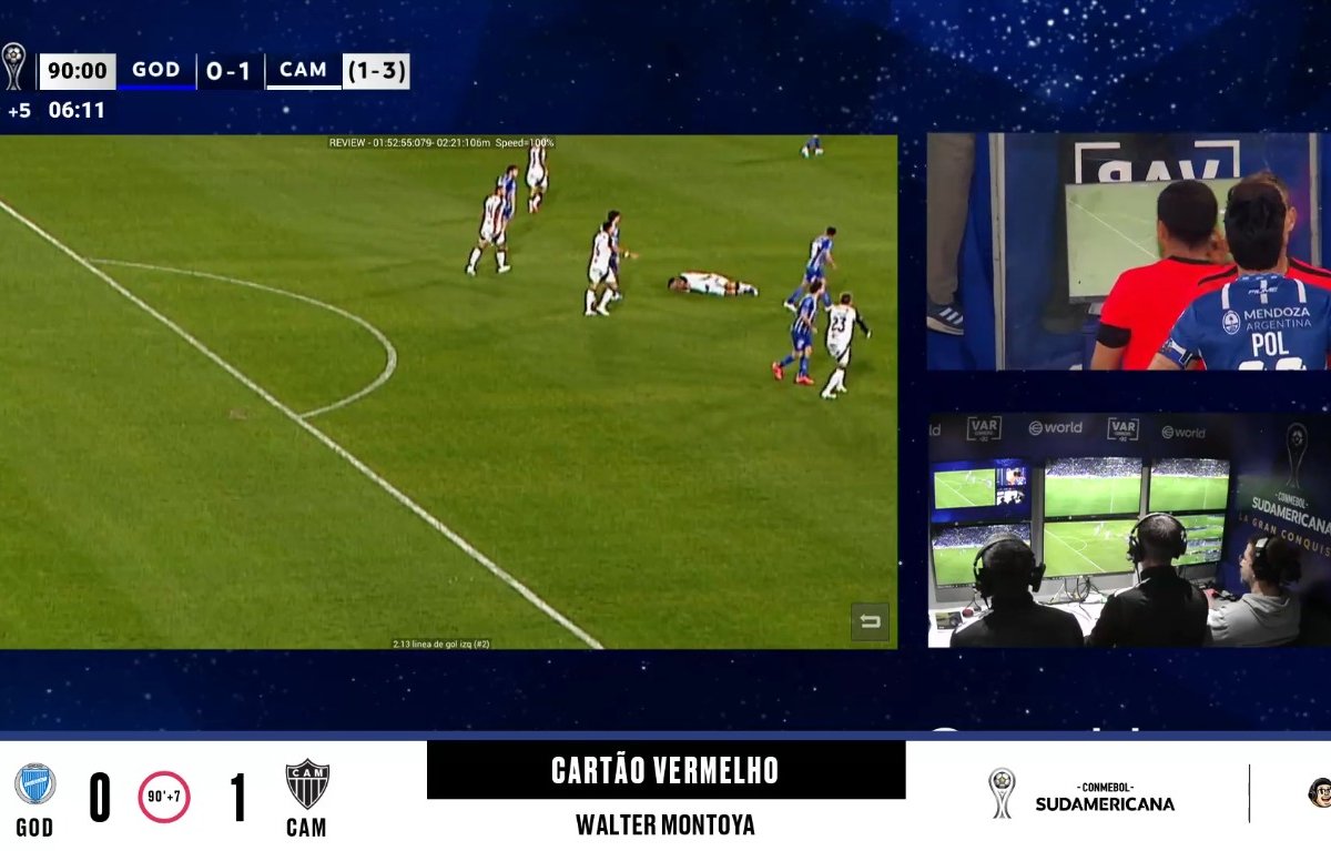 Árbitro foi ao VAR para expulsar jogador do Godoy Cruz contra o Atlético (foto: Reprodução)