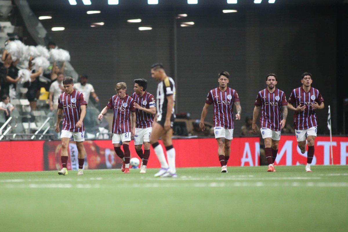 Jogadores do Godoy Cruz comemoram gol sobre o Atlético na Arena MRV - (foto: Edésio Ferreira/EM/D.A. Press)