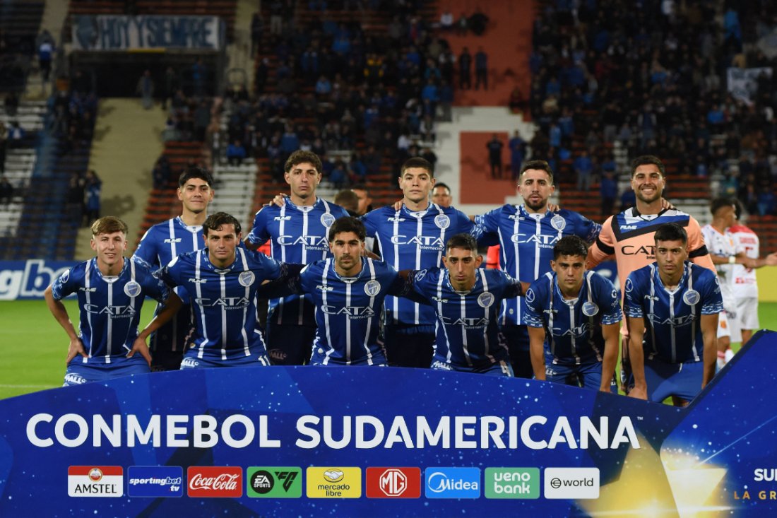 Time titular do Godoy Cruz perfilado antes de jogo contra o Atlético Grau-PER no Estádio Malvinas Argentinas, em Mendoza (foto: Andrés Larrovere/AFP)