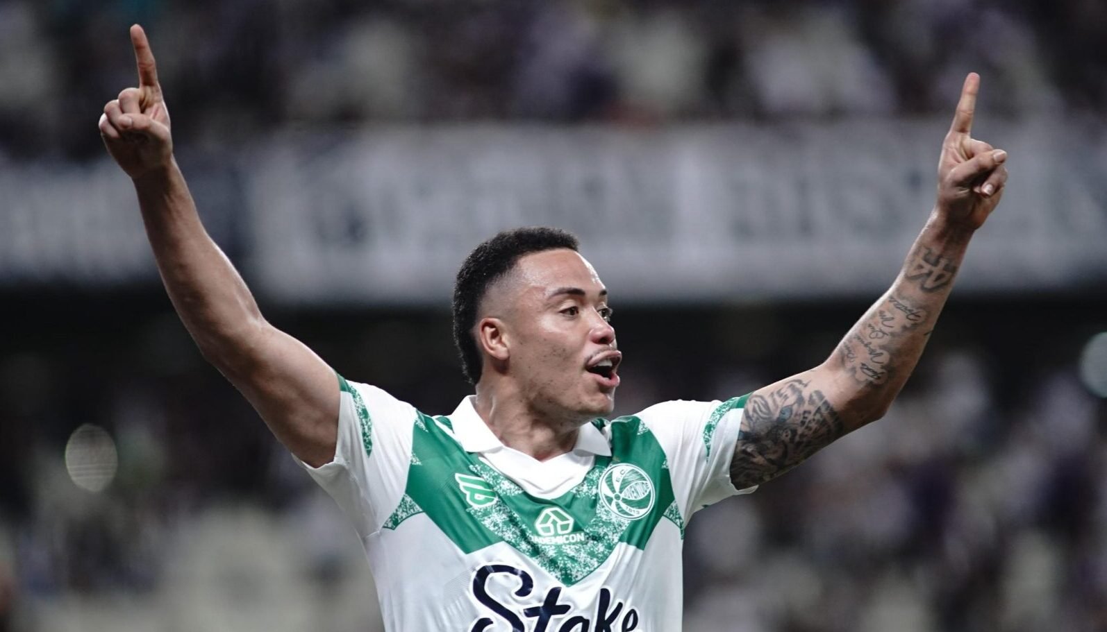 Mandaca ergue os braços em comemoração (foto: Fernando Alves/ECJ)