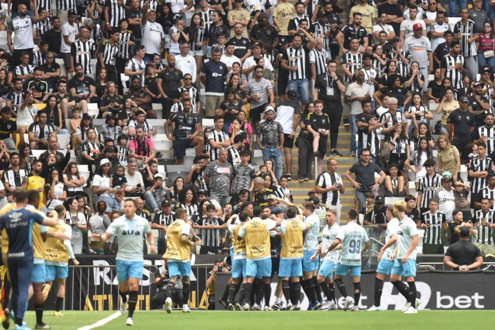 Jogadores do Grêmio comemoram gol sobre o Atlético (foto: Ramon Lisboa/EM/DA.Press)