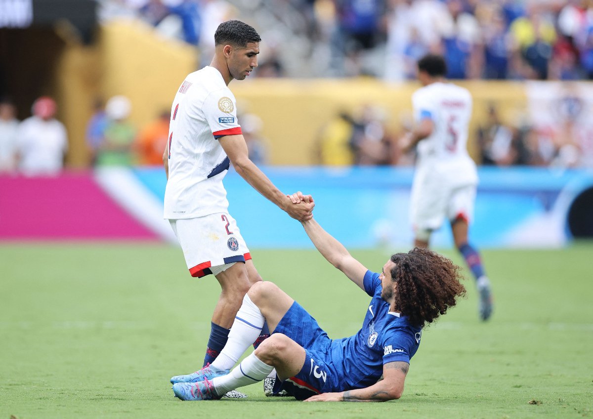 Hakimi ajuda Cucurella durante duelo entre PSG e Chelsea pela Copa do Mundo de Clubes (foto: Alex Grimm/AFP)