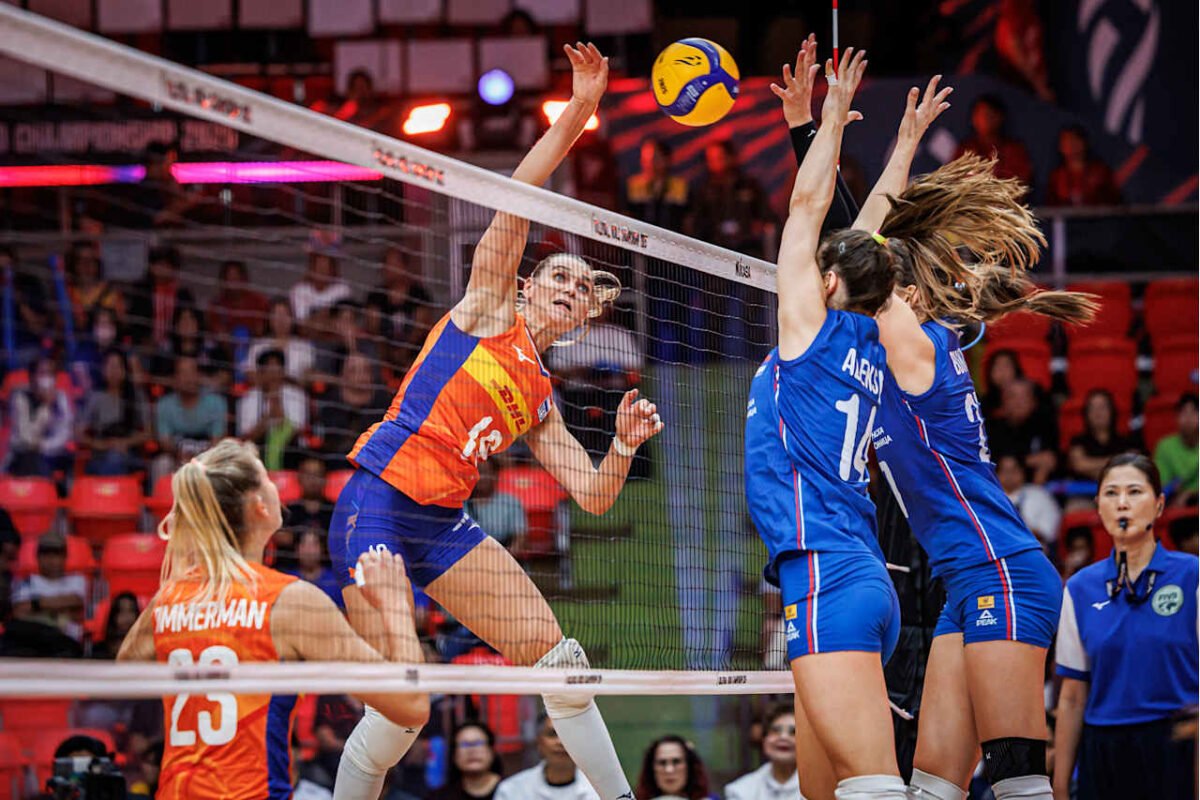 Holanda ataca bola contra a Sérvia no Mundial Feminino de Vôlei (foto: Divulgação/FIVB)