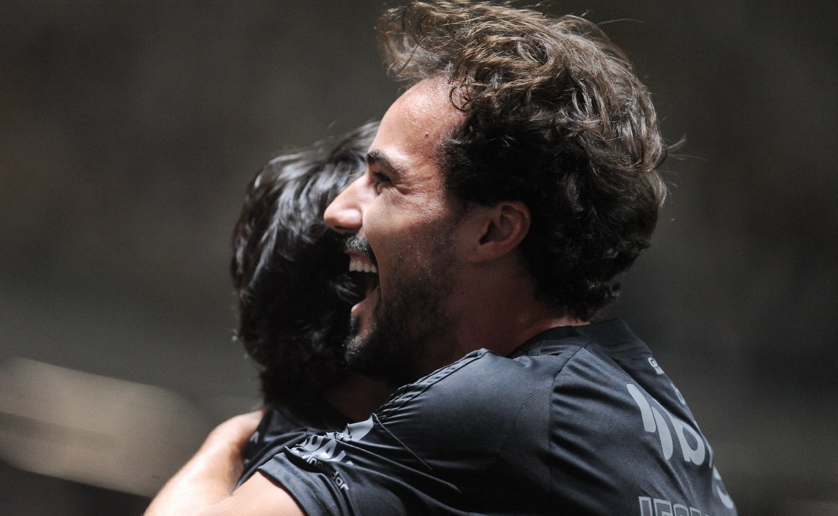 Igor Gomes abraça Biel durante comemoração de gol pelo Atlético na Arena MRV (foto: Alexandre Guzanshe/EM/D.A. Press)