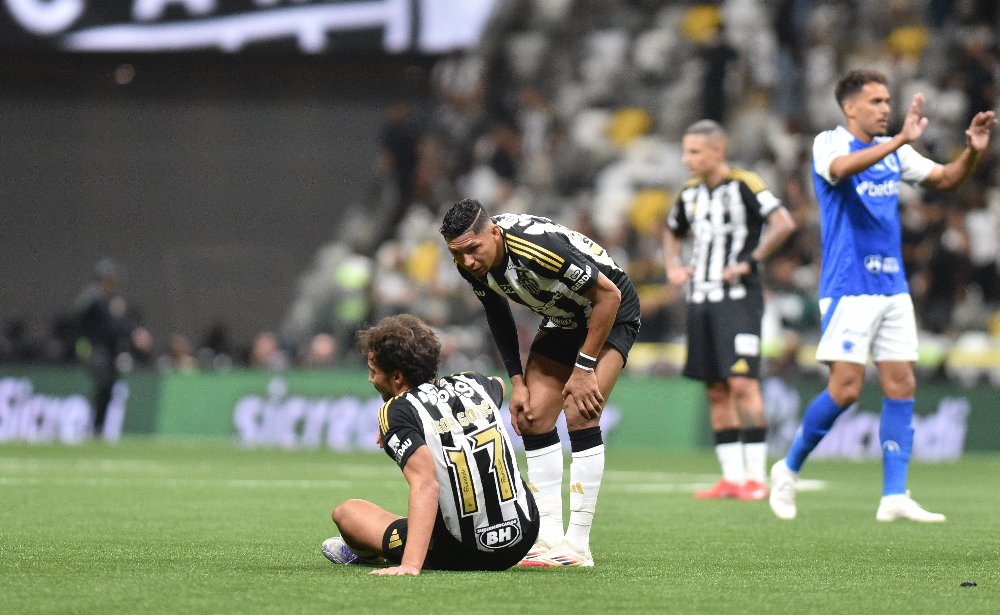 Rony conversa com Igor Gomes, caído no gramado da Arena MRV, durante derrota do Atlético para o Cruzeiro (foto: Ramon Lisboa/EM/D.A. Press)