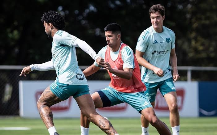 Andrej Nikolic (direita) com a camisa do Cruzeiro (foto: Gustavo Aleixo/Cruzeiro)