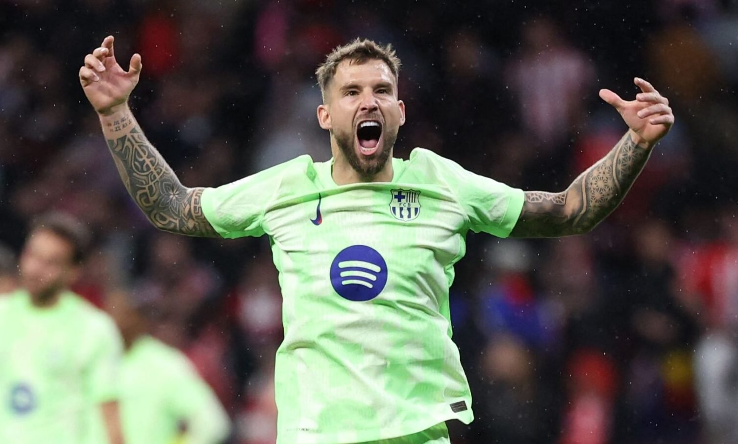 Iñigo Martínez ergue os braços e grita em comemoração (foto: Thomas Coex/AFP)