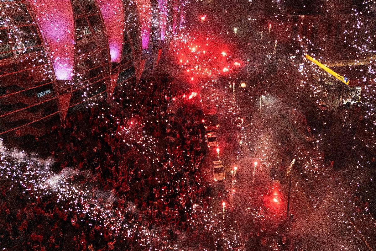 Torcida do Inter fez linda festa no Beira-Rio antes de jogo contra o Flamengo (foto: Silvio Avila/AFP)
