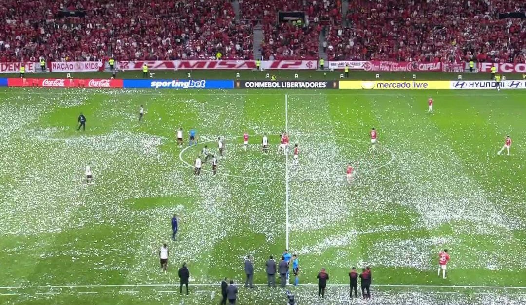 Chuva de papel picado invadiu gramado do Beira-Rio - (foto: Reprodução/Globo)