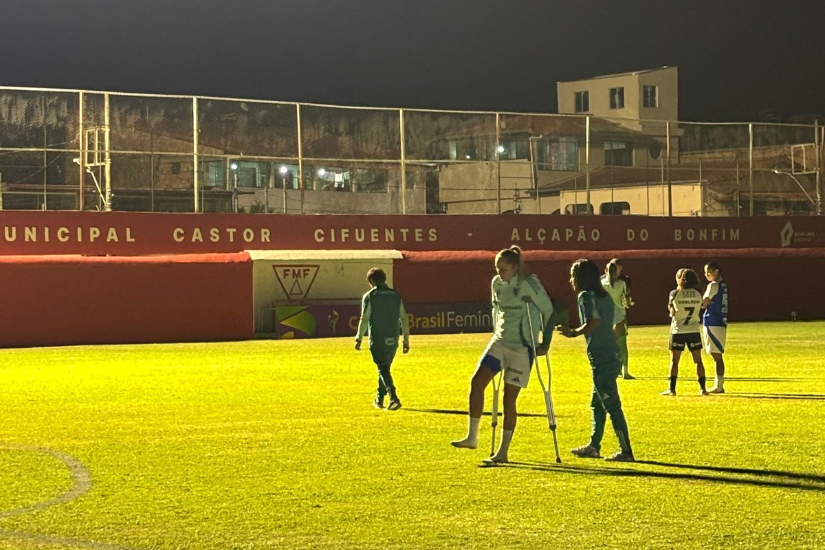 Isa Haas deixa gramado do Castor Cifuentes com muletas (foto: Sofia Cunha/EM/D.A Press)