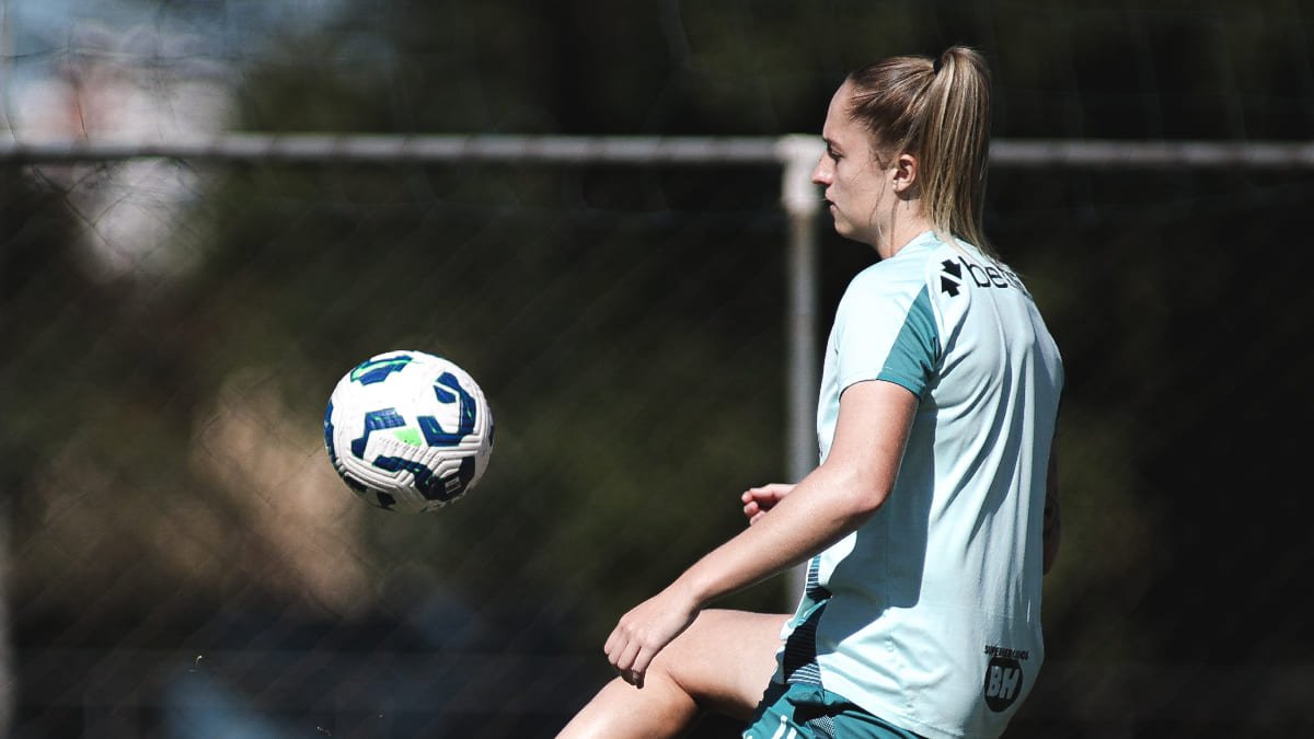 Isa Haas, zagueira do Cruzeiro, em treinamento (foto: Gustavo Martins/Cruzeiro)