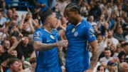 Enzo Fernández e João Pedro, autores dos gols da vitória do Chelsea em cima do Fulham, comemorando (foto: Chelsea/Divulgação)